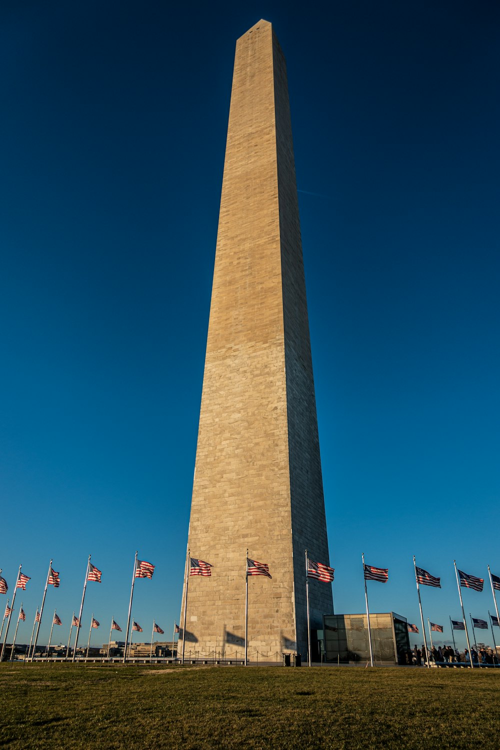 torre de concreto cinza sob o céu azul durante o dia