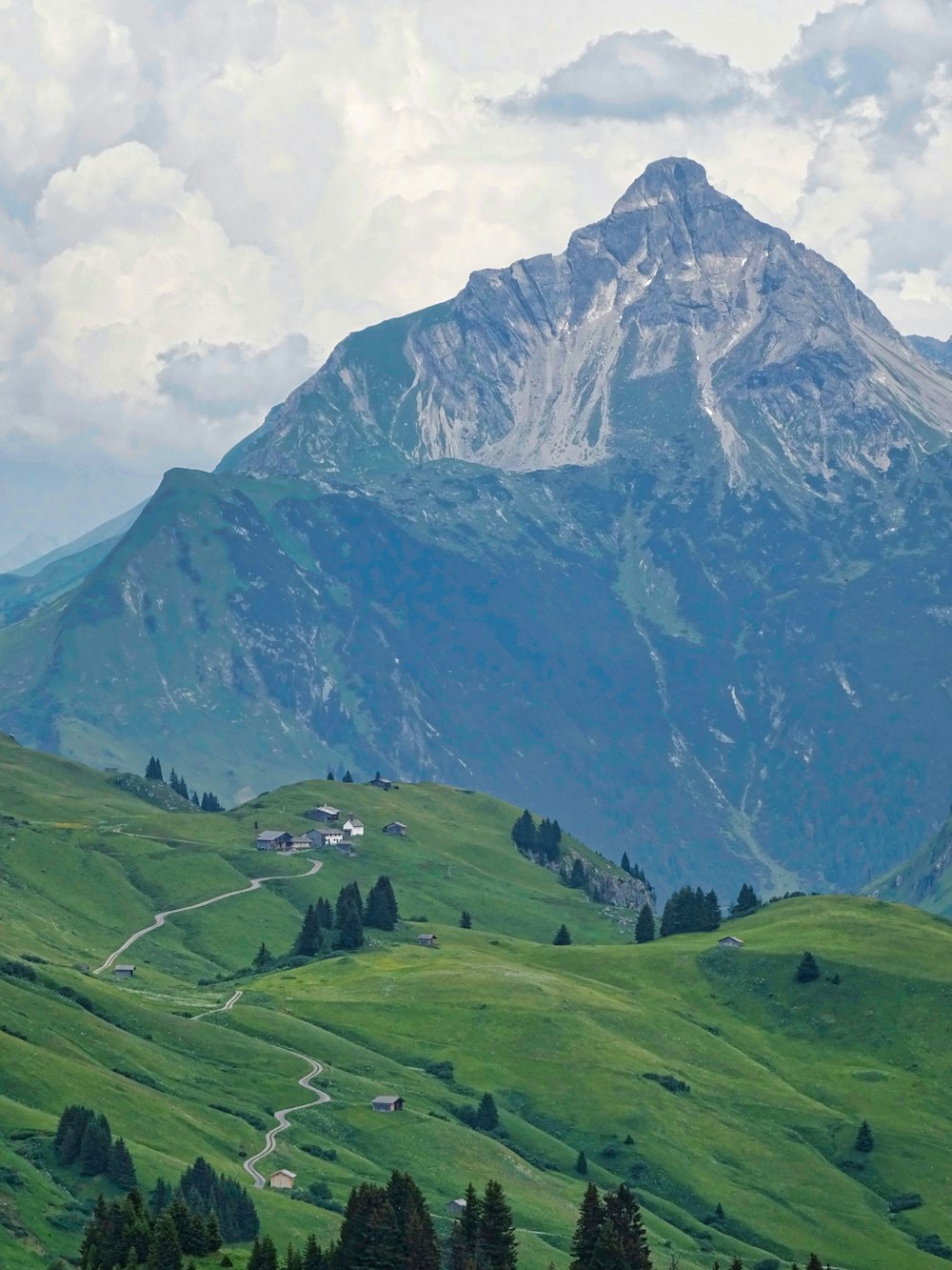 Grünes Grasfeld in der Nähe des Berges tagsüber