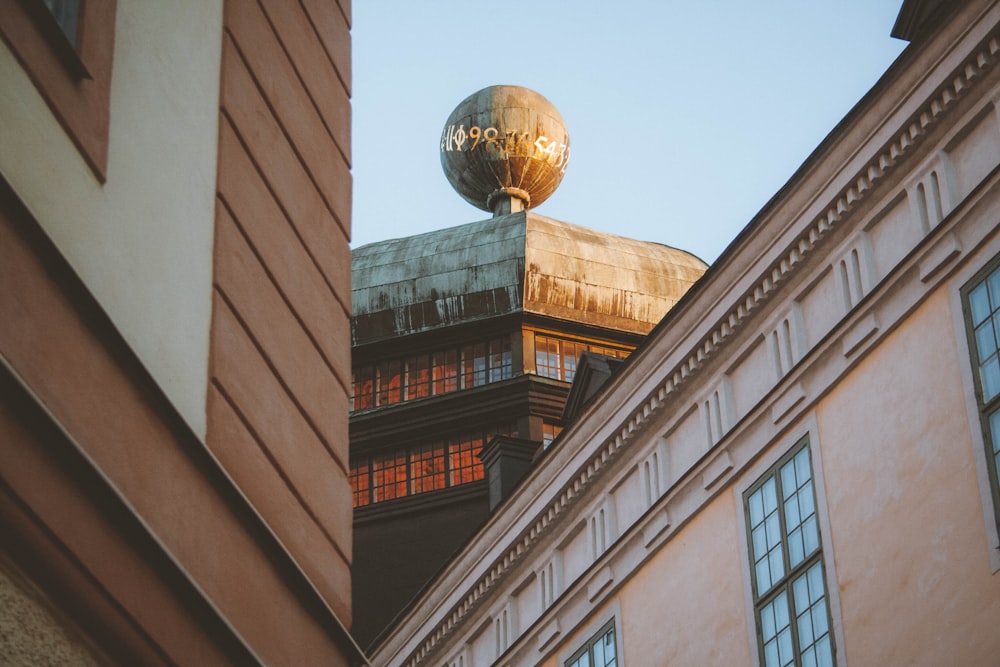 Edificio in cemento marrone e beige