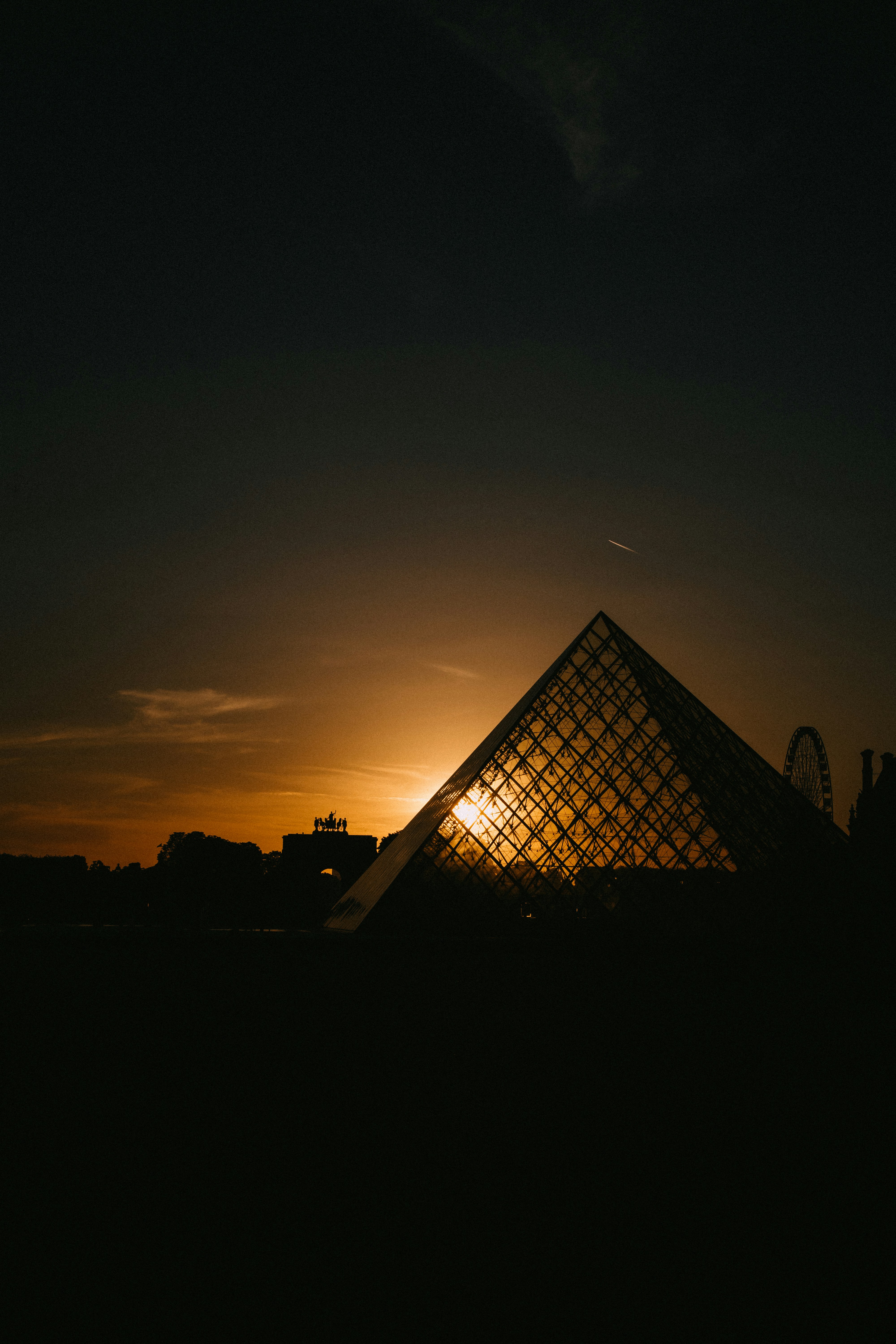 Silhouette du bâtiment au coucher du soleil