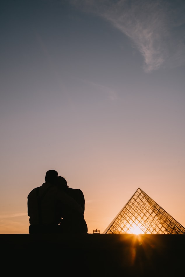 A couple at Louvre Museum