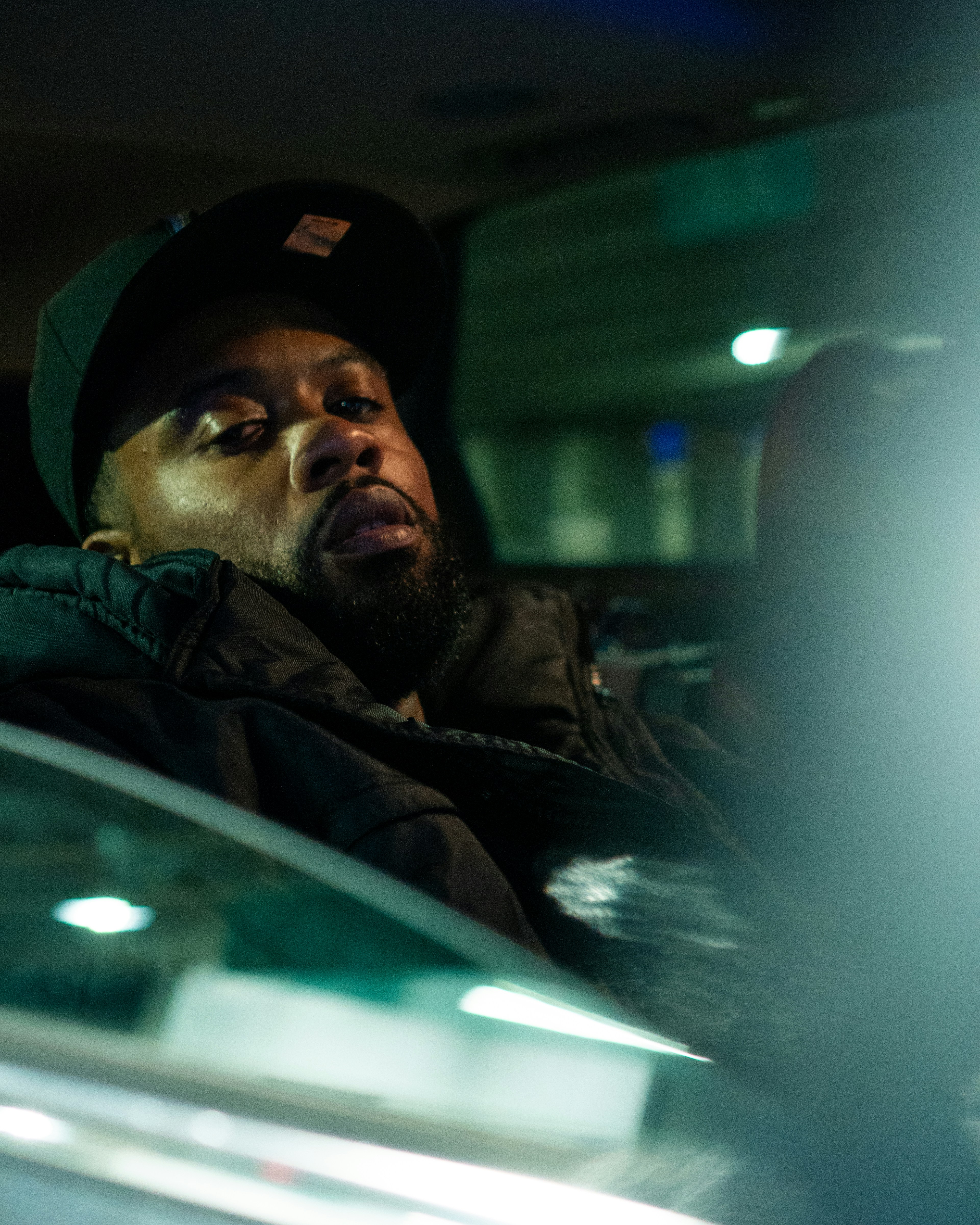 黒いジャケットと黒い帽子の男