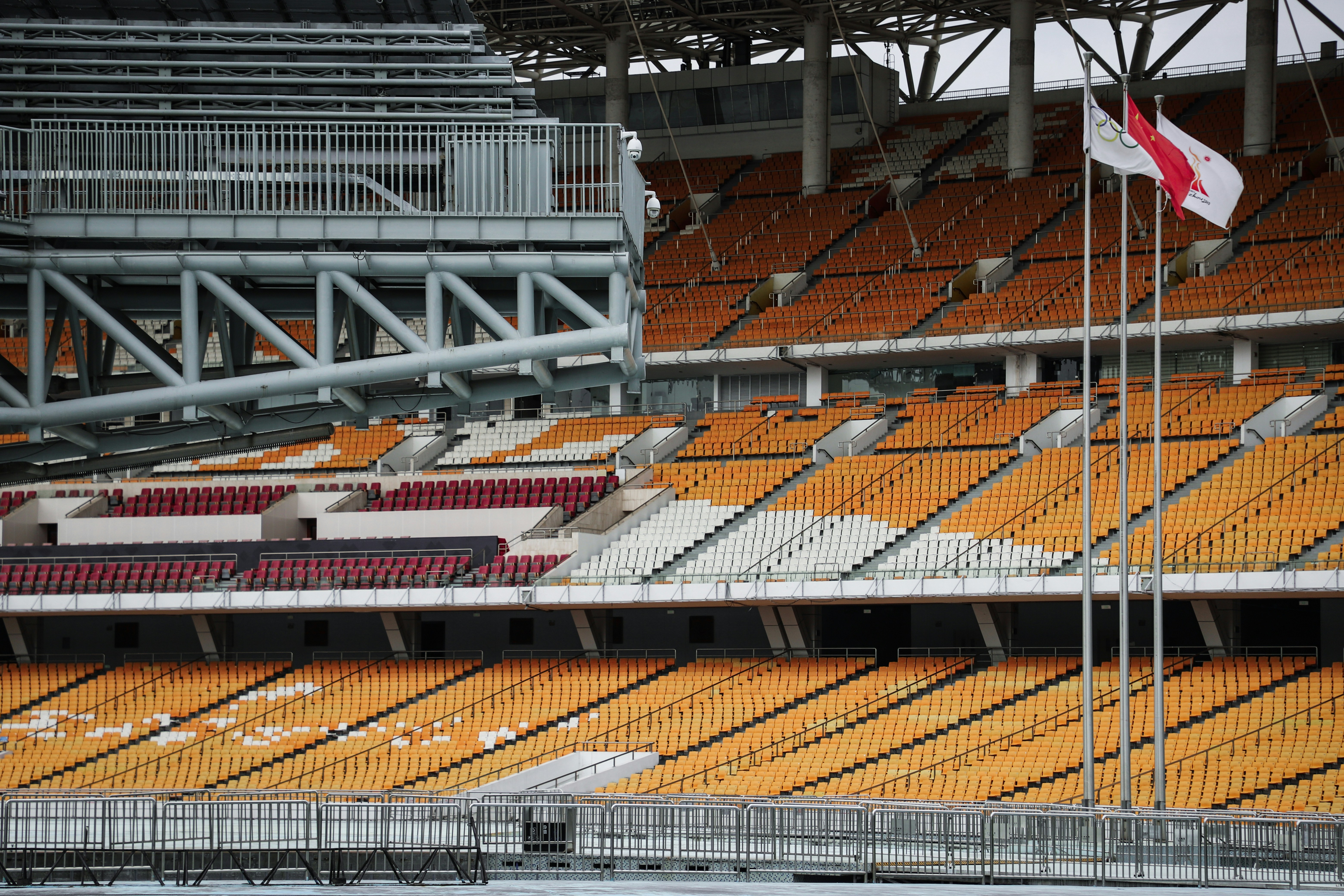 Orang-orang di stadion pada siang hari