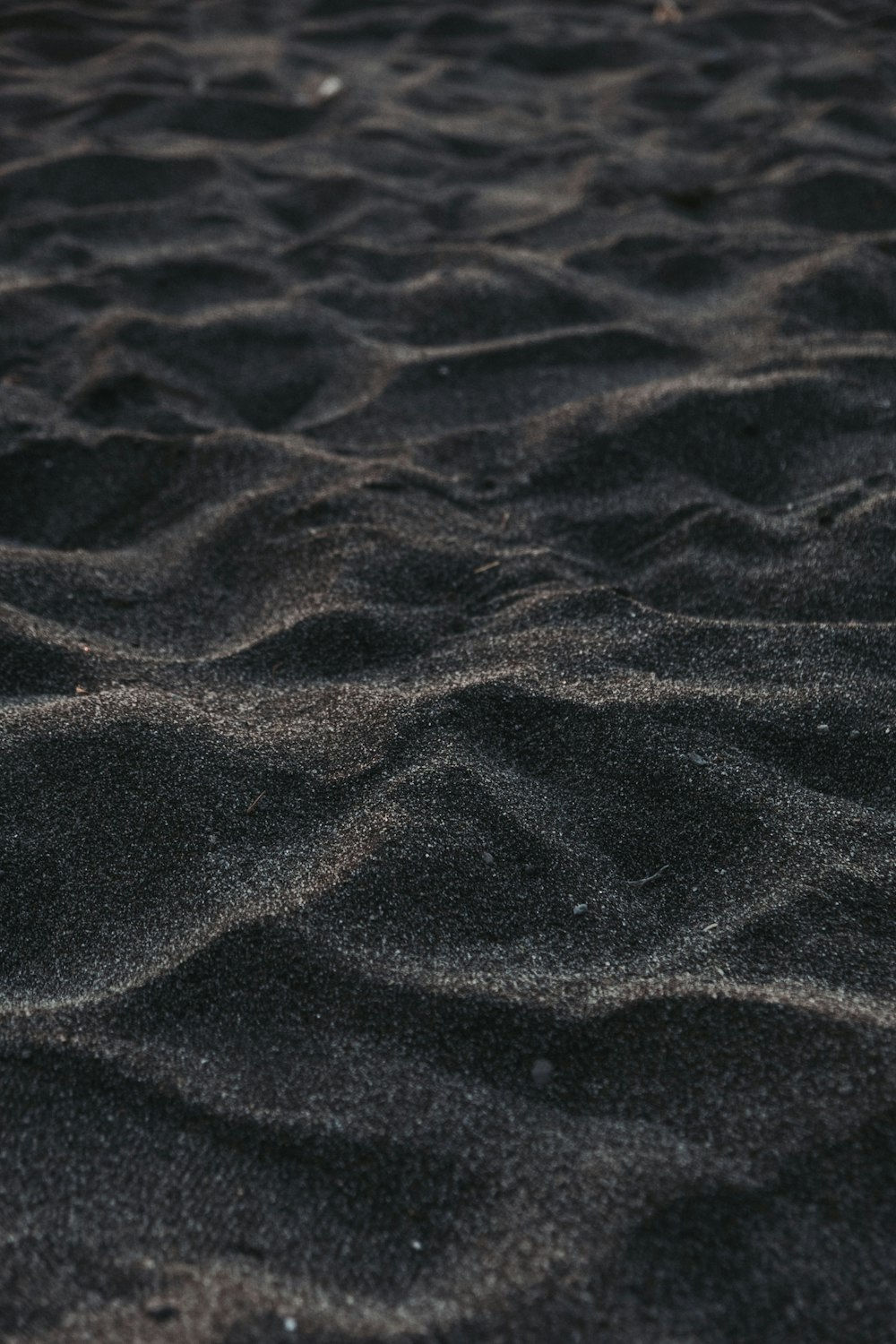brauner Sand mit Wassertröpfchen