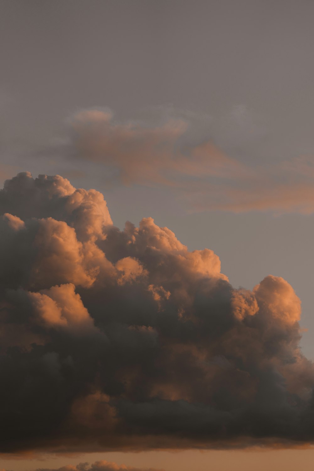 Weiße Wolken und blauer Himmel tagsüber