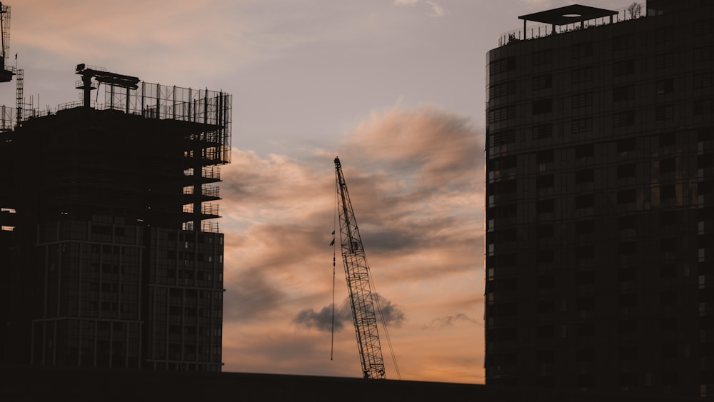 Edificio de hormigón negro durante la puesta del sol