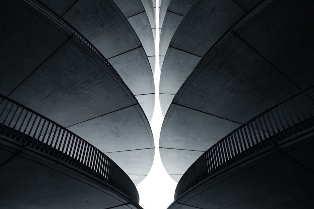 昼間の灰色のコンクリートトンネル