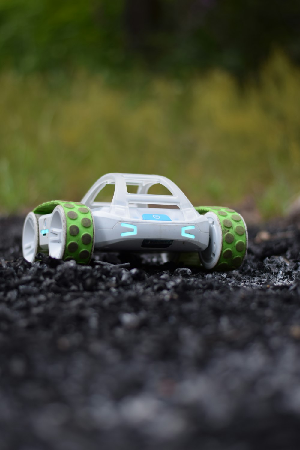 um carro de brinquedo que está sentado na estrada