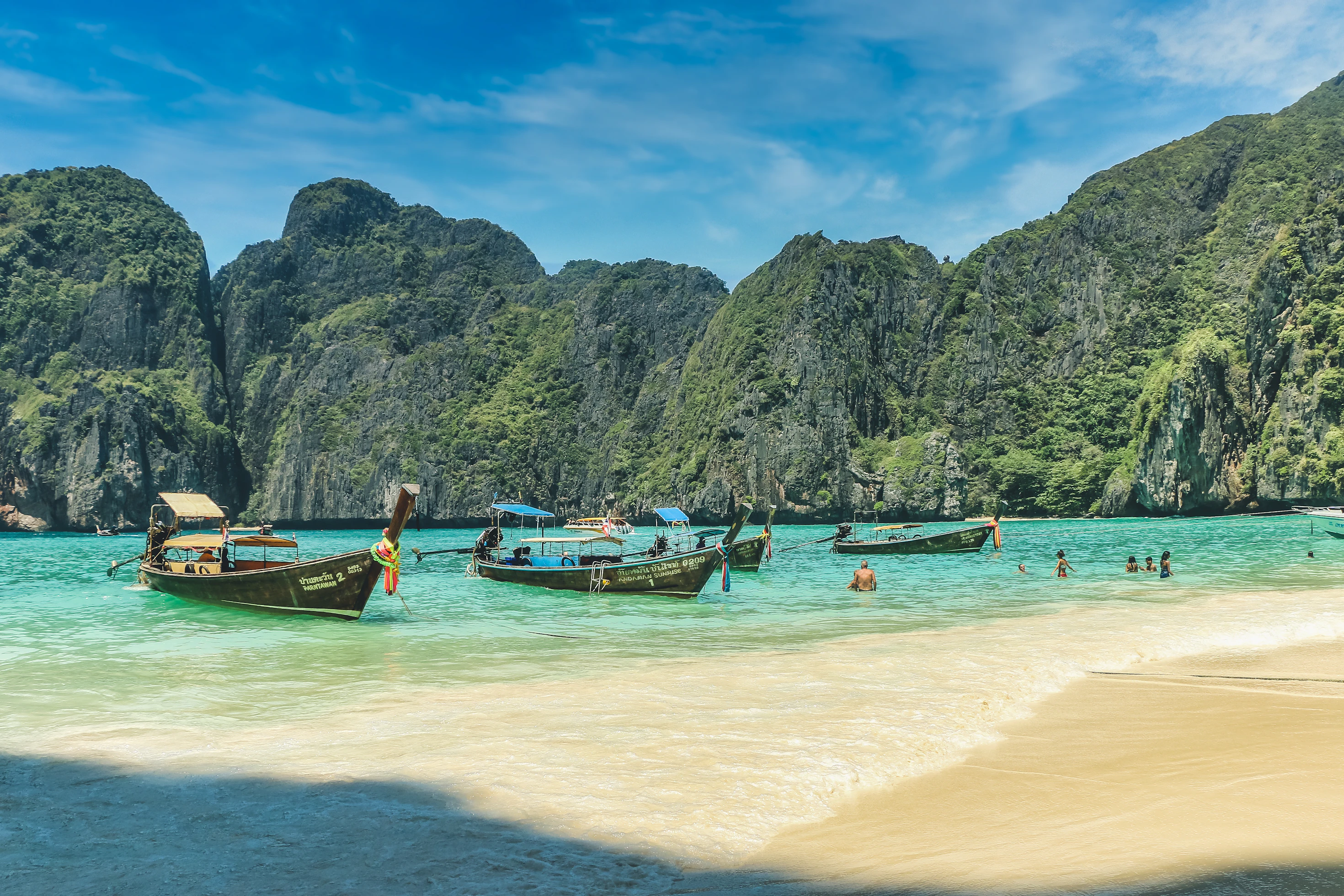 Longtailboote am Strand der Phi Phi Islands in der Provinz Krabi