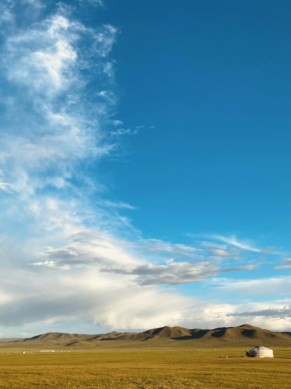 Weiße Wolken und blauer Himmel tagsüber