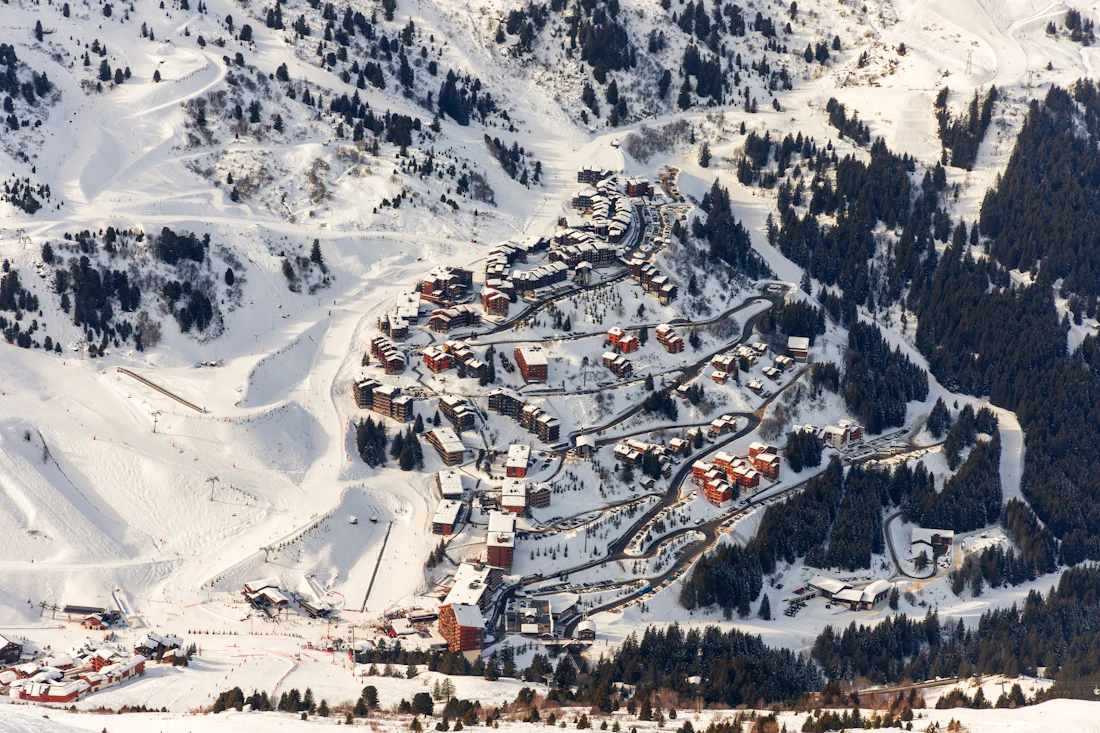 Luchtfoto van het skidorp Val Thorens in de sneeuw