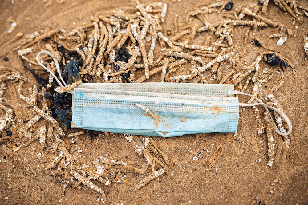 weiße Plastikpackung auf brauner Erde