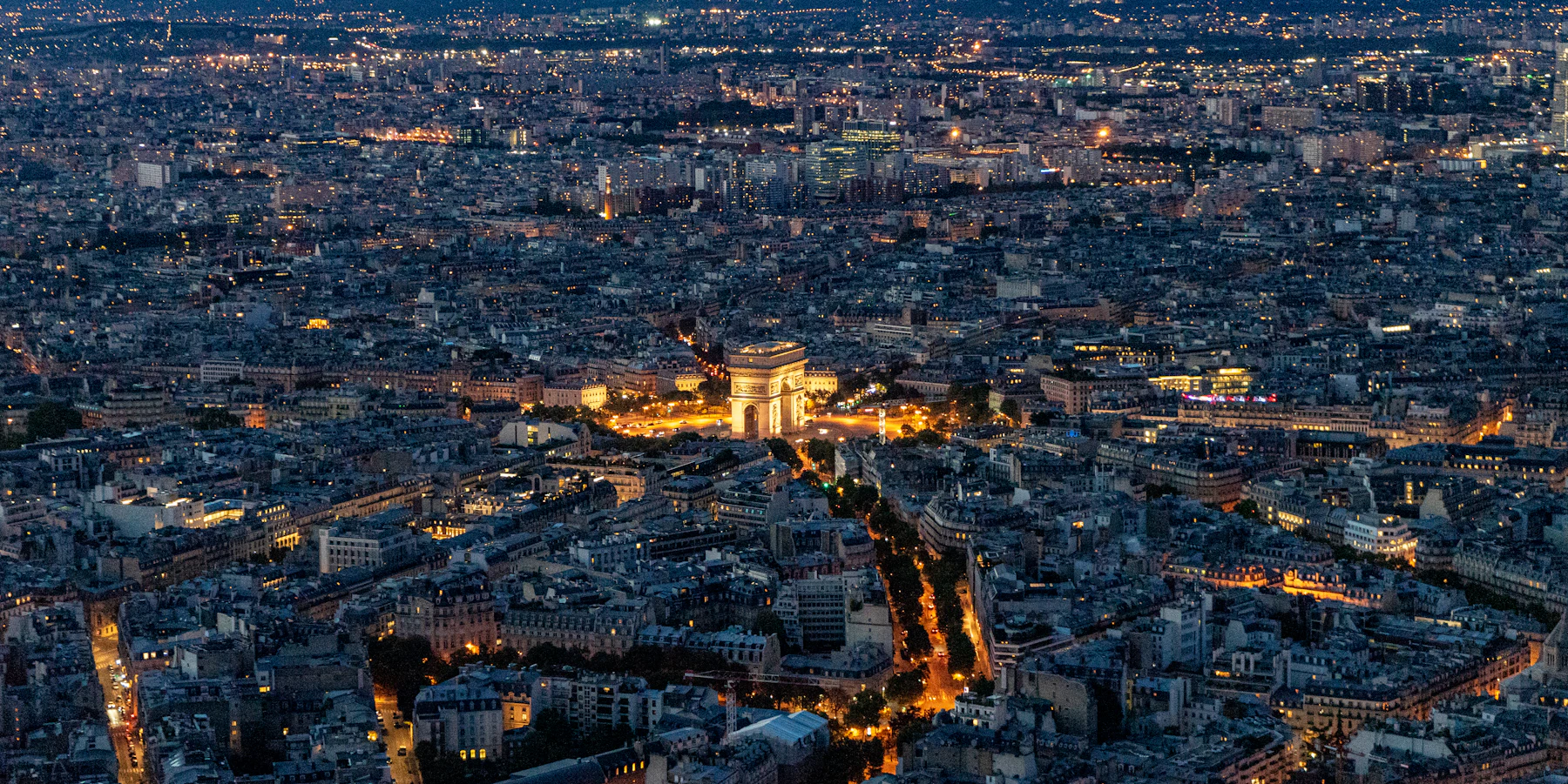 Vue aérienne de Paris et de sa proche couronne de nuit