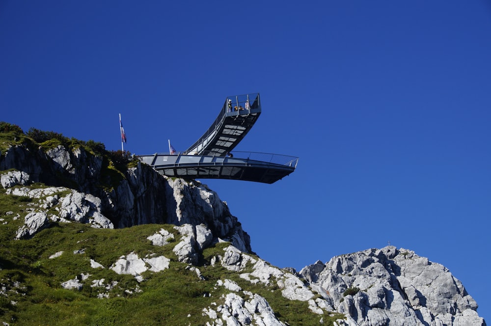 Schwarz-Weiß-Schiff tagsüber auf dem Gipfel des Berges