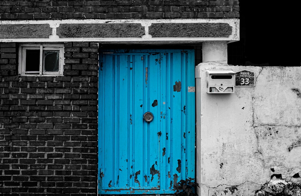 Puerta de madera azul y roja