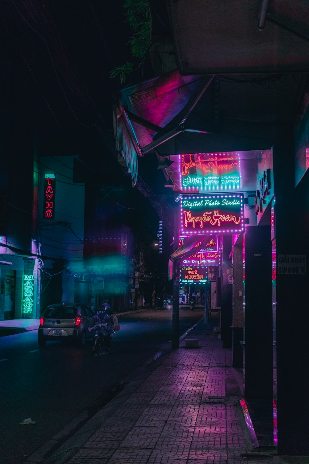 Coches aparcados frente a la tienda durante la noche