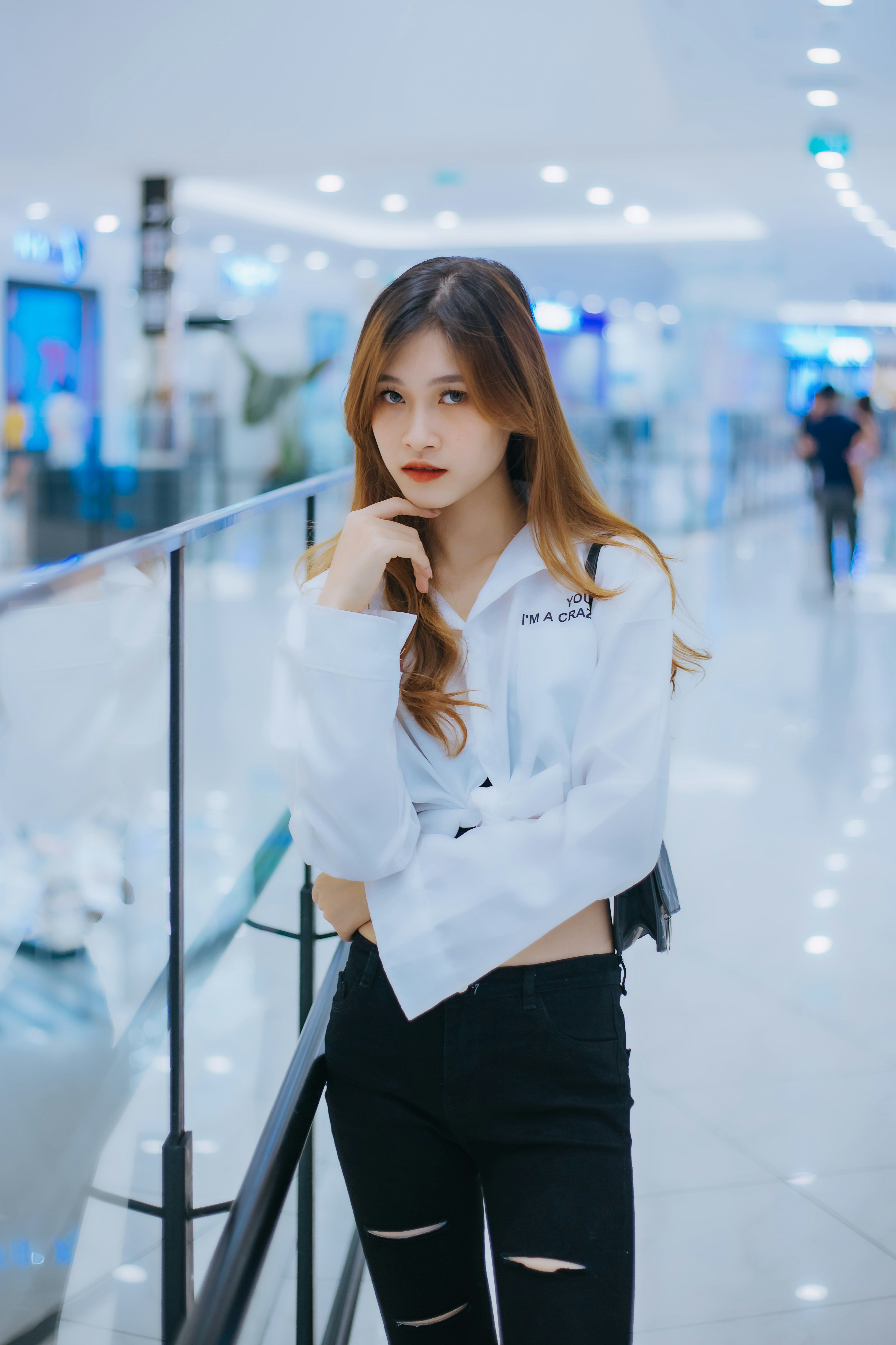 白いボタンアップシャツと黒いズボンの女性の写真 Unsplashで見つける青いの無料写真