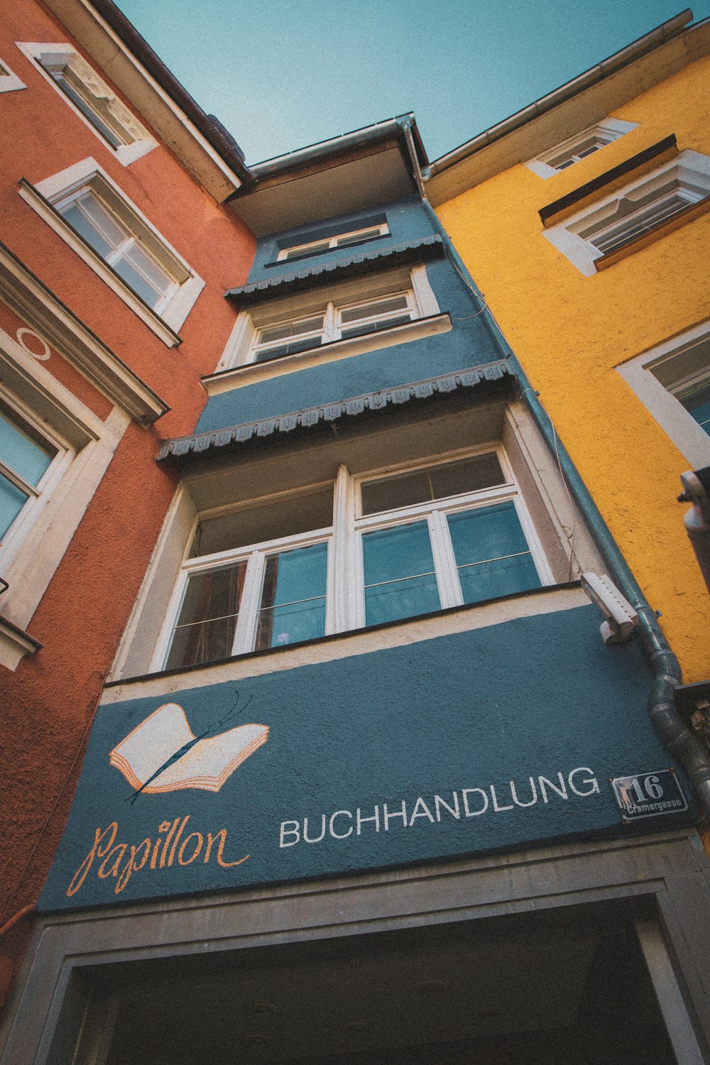 Braunes Betongebäude mit blauem Holzfenster