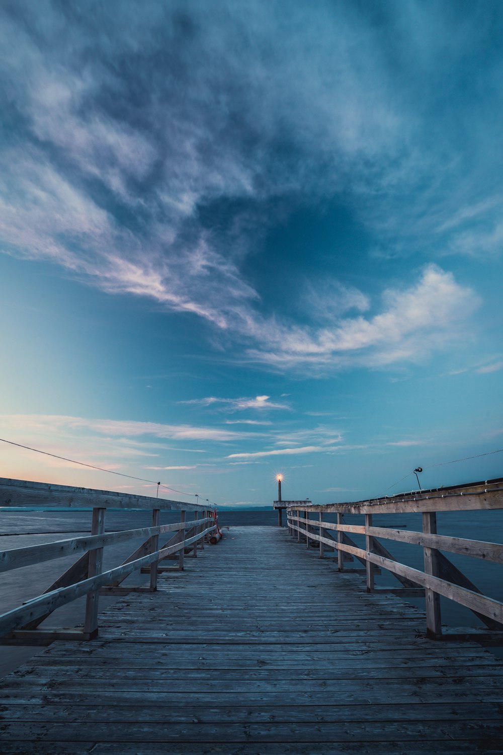 muelle de madera marrón bajo el cielo azul durante el día