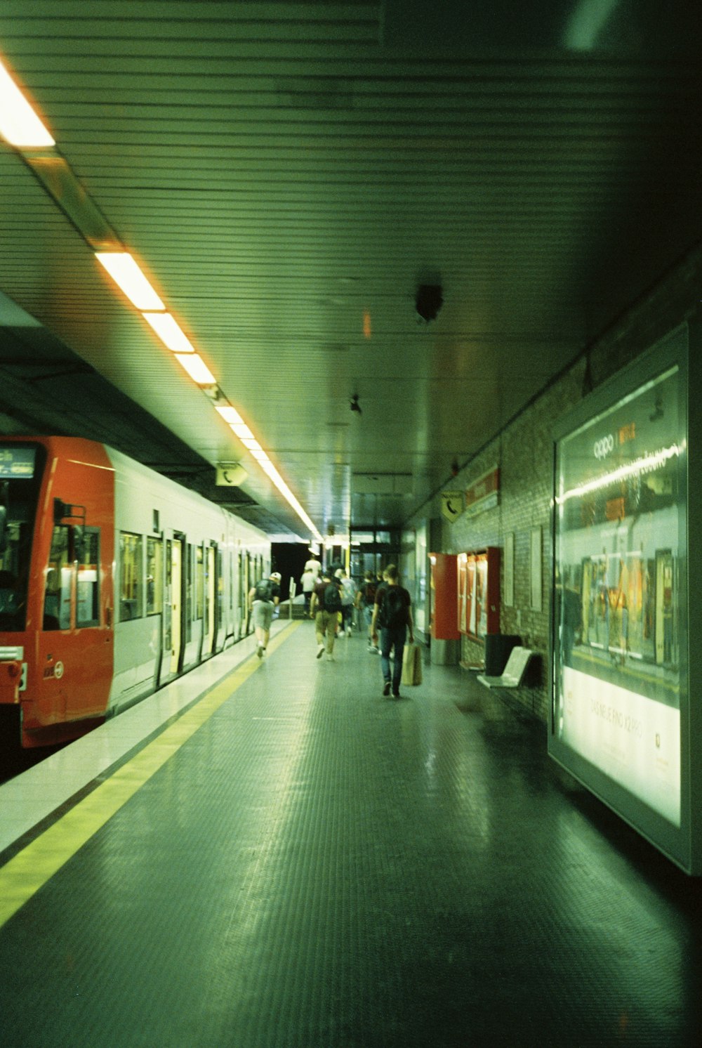 pessoas andando na estação de trem