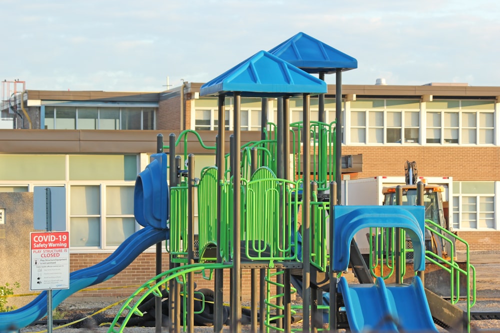 Toboggan de jeux bleu et vert