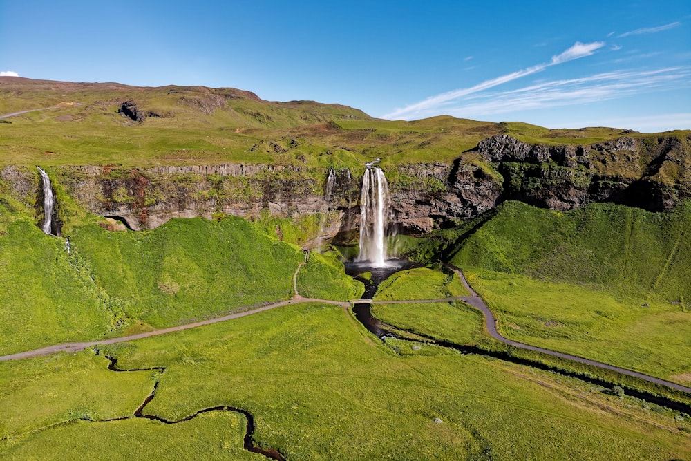 Cascate sul campo di erba verde durante il giorno