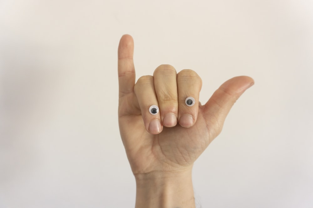 pessoa com manicure branca na mão direita