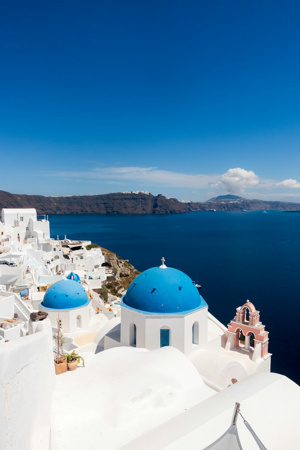 Edificio a cupola bianco e blu vicino allo specchio d'acqua durante il giorno