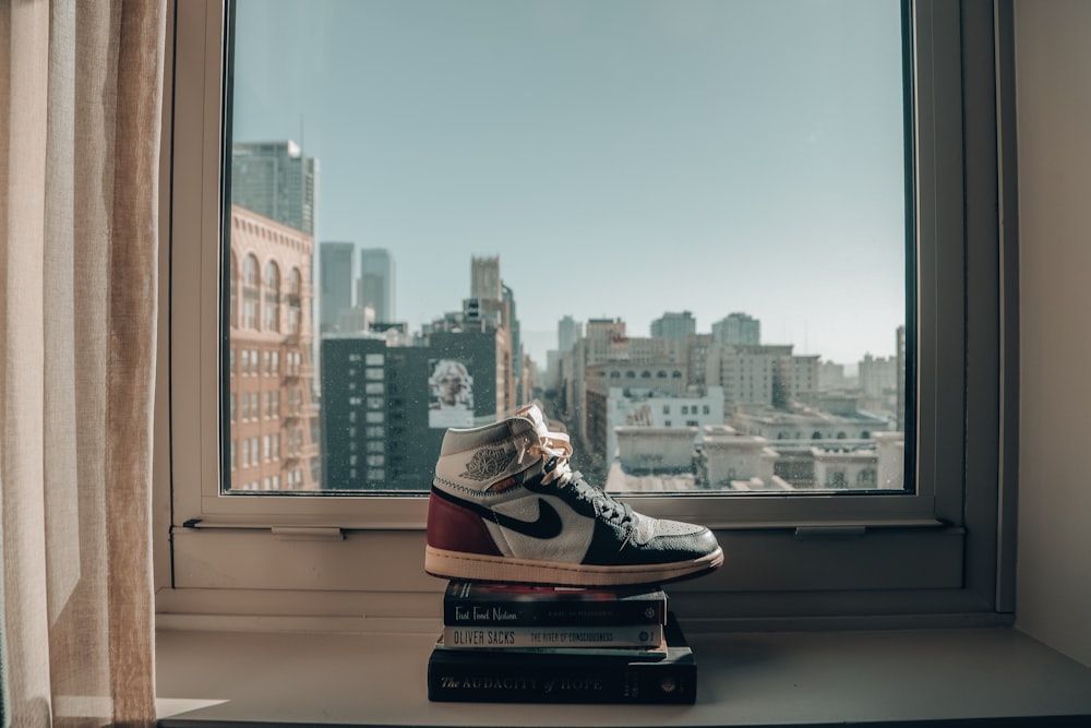 scarpe da ginnastica nike bianche e nere in cima all'edificio