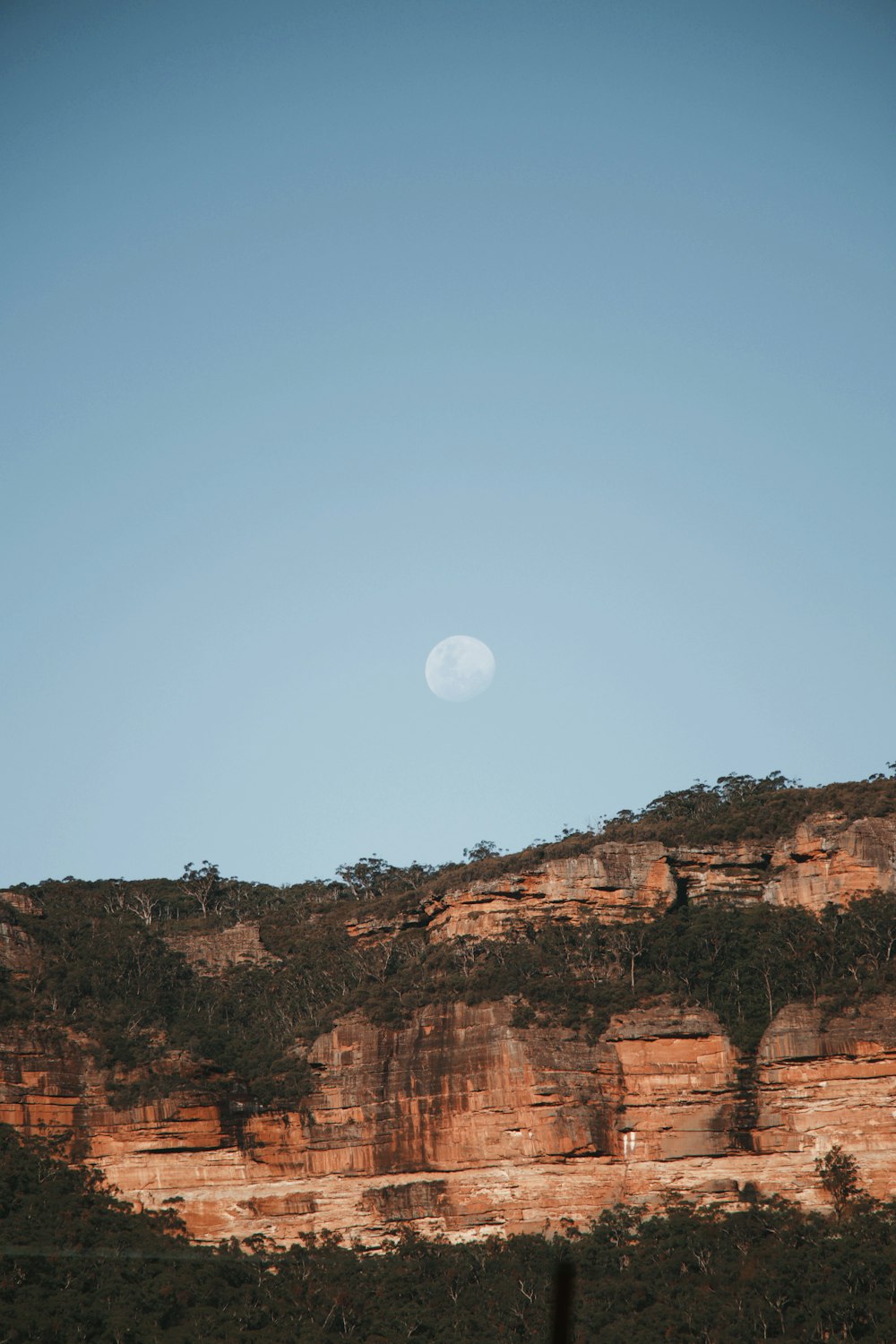 Montaña rocosa marrón bajo el cielo azul durante el día