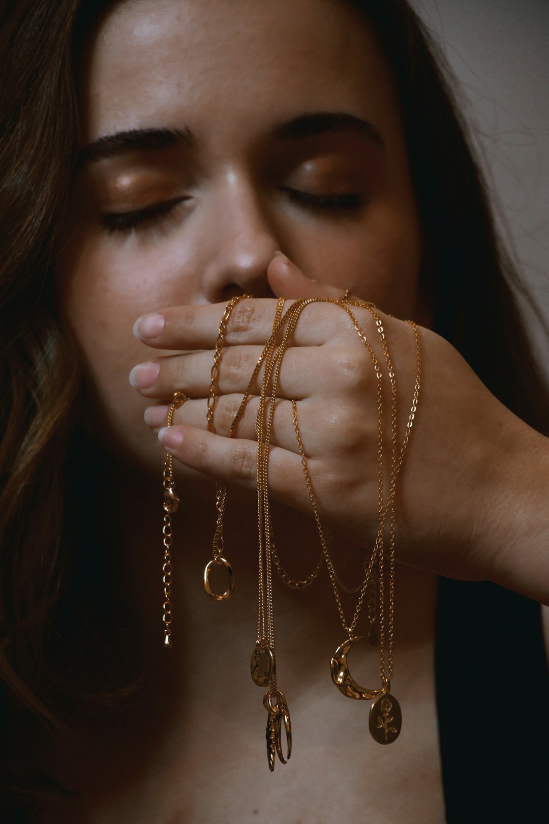 woman wearing silver chain necklace