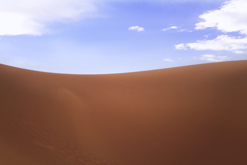昼間の青空の下に茶色の砂