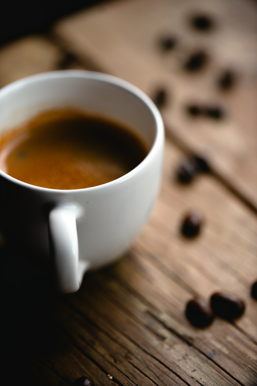 Tasse en céramique blanche avec liquide brun