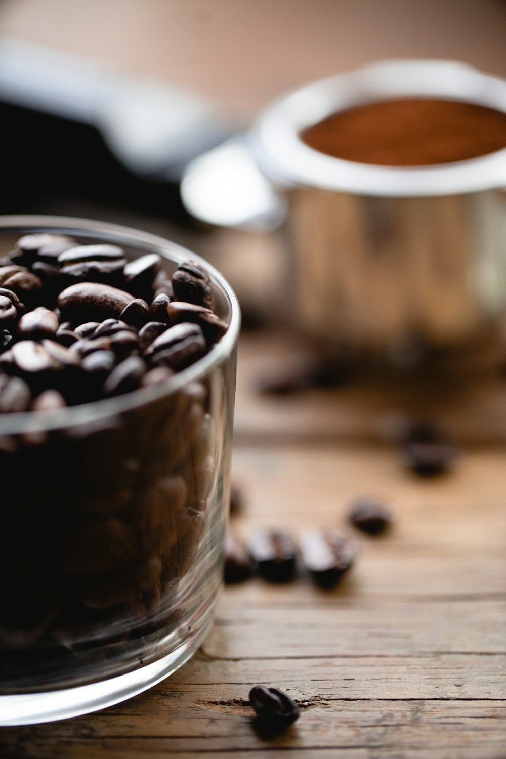 verre à boire clair avec des grains de café