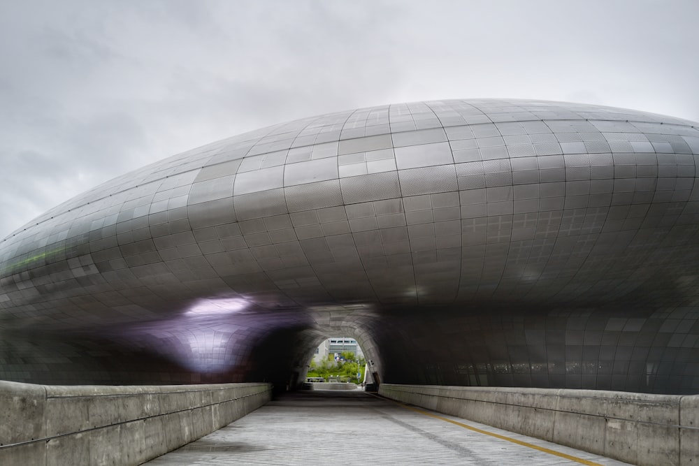 tunnel en béton gris avec lumières allumées pendant la nuit