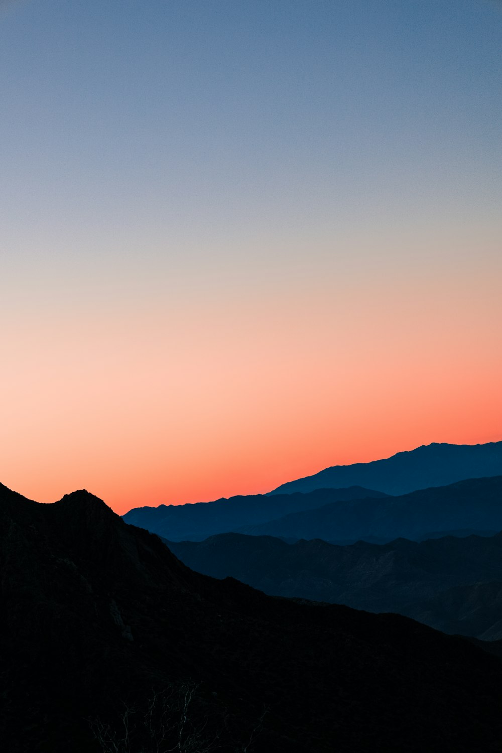 silhouette de montagnes au coucher du soleil