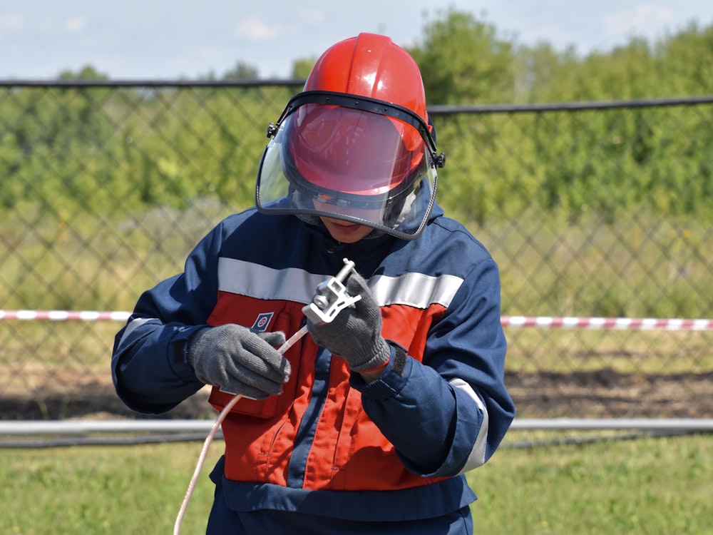 Junge in rot-schwarzer Jacke mit Helm