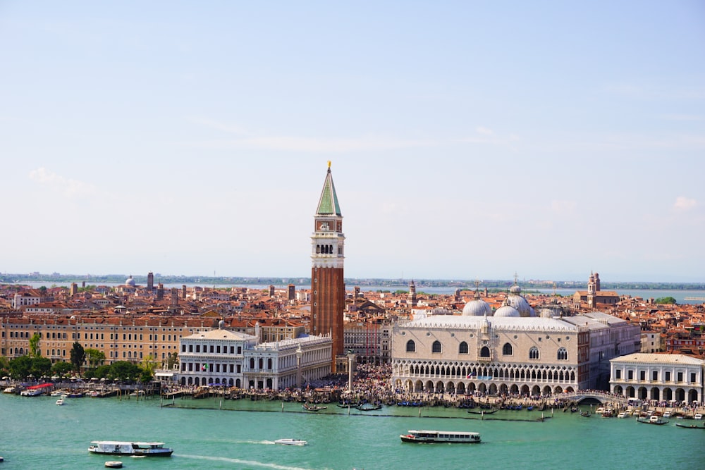 edificio in cemento bianco e marrone vicino allo specchio d'acqua durante il giorno