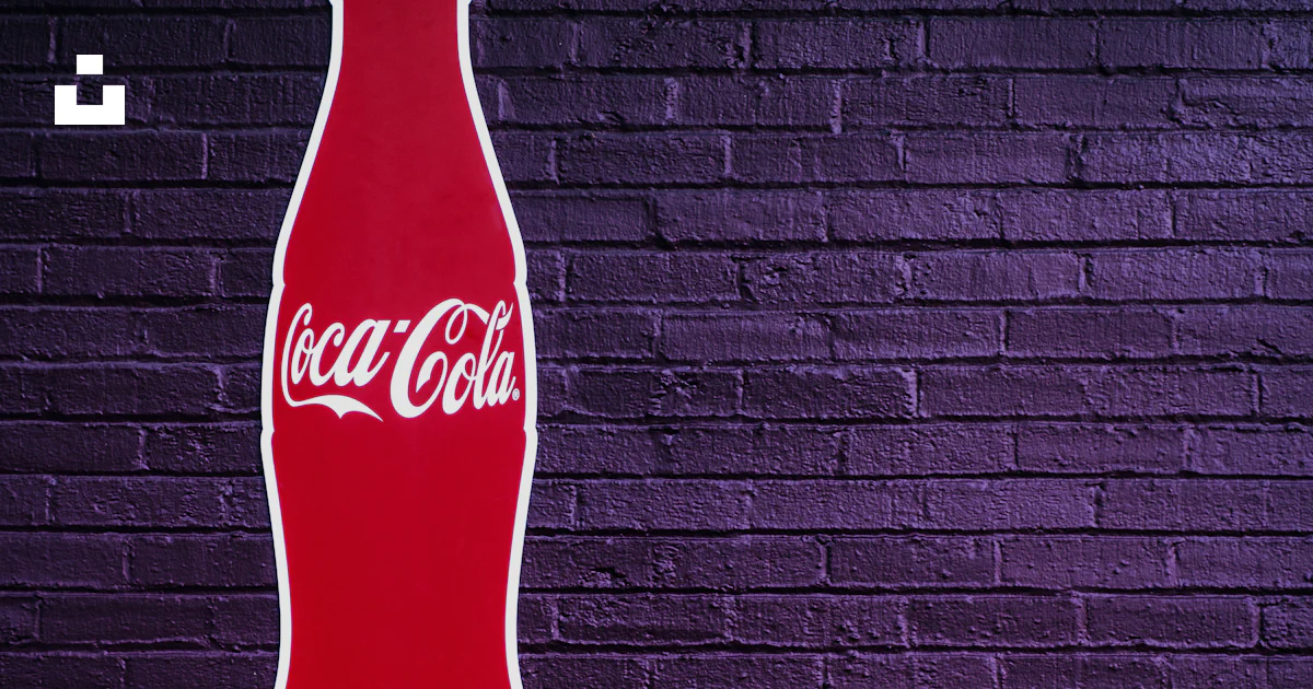 Cola Rouge Bouteille de Coca Cola rouge sur mur rayé noir et blanc photo – Image ...