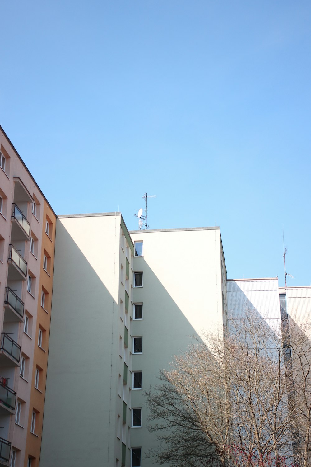 Edificio in cemento bianco durante il giorno