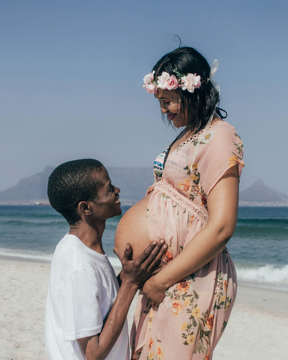 Hombre y mujer besándose en la playa durante el día