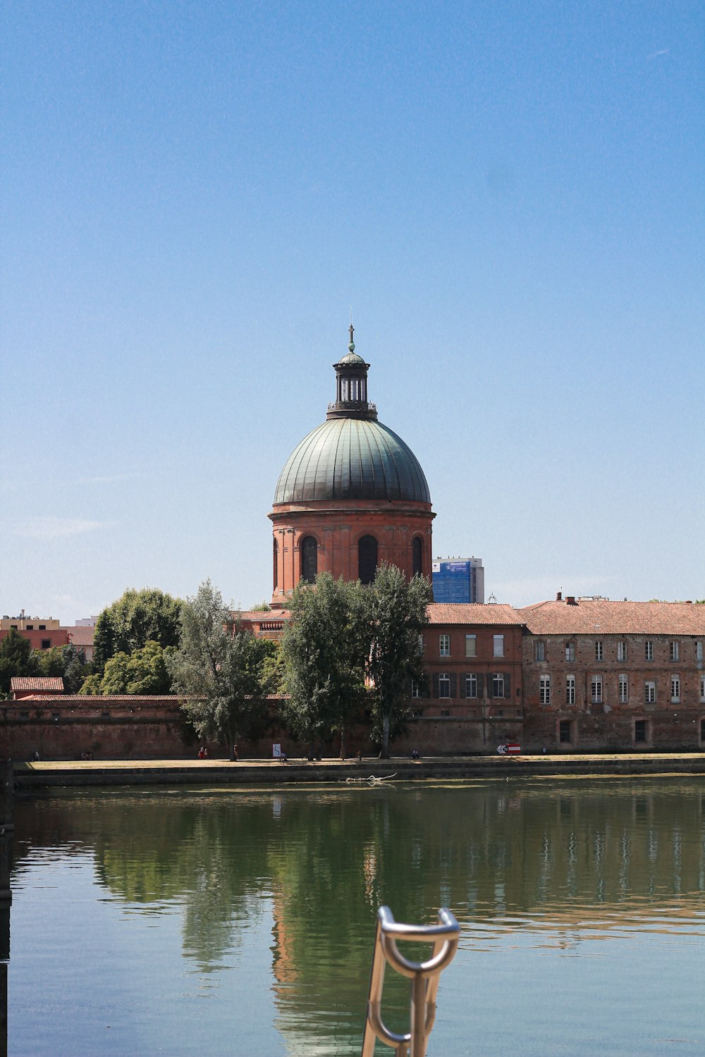 Costruzione della cupola marrone e bianca vicino allo specchio d'acqua durante il giorno