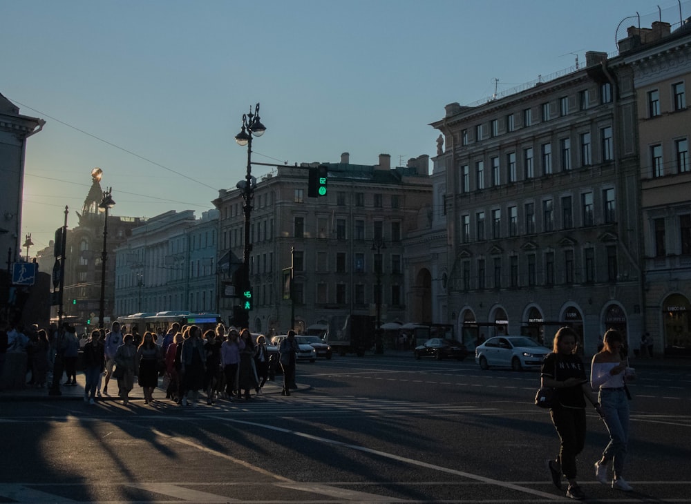 personnes marchant dans la rue pendant la journée