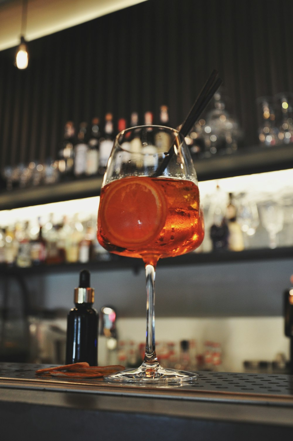Bicchiere da vino trasparente con liquido arancione