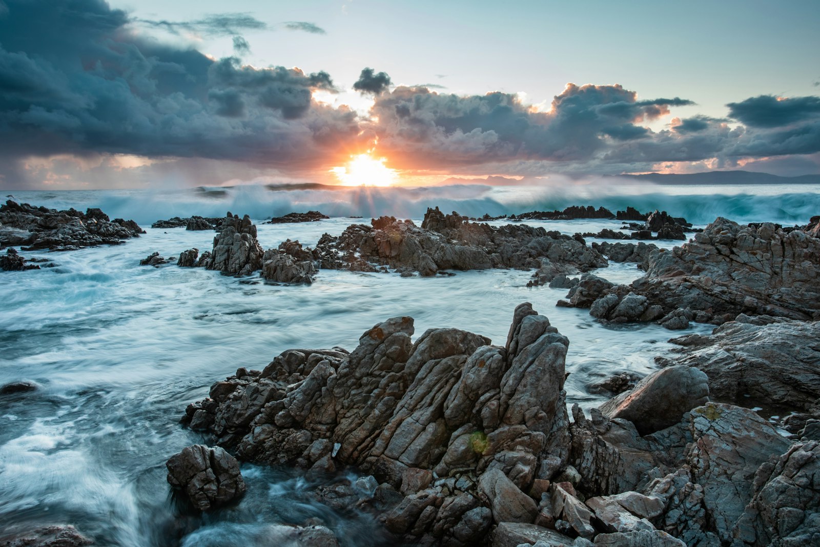 Canon EOS 5D Mark IV + Canon EF 17-40mm F4L USM sample photo. Rocky shore under cloudy photography