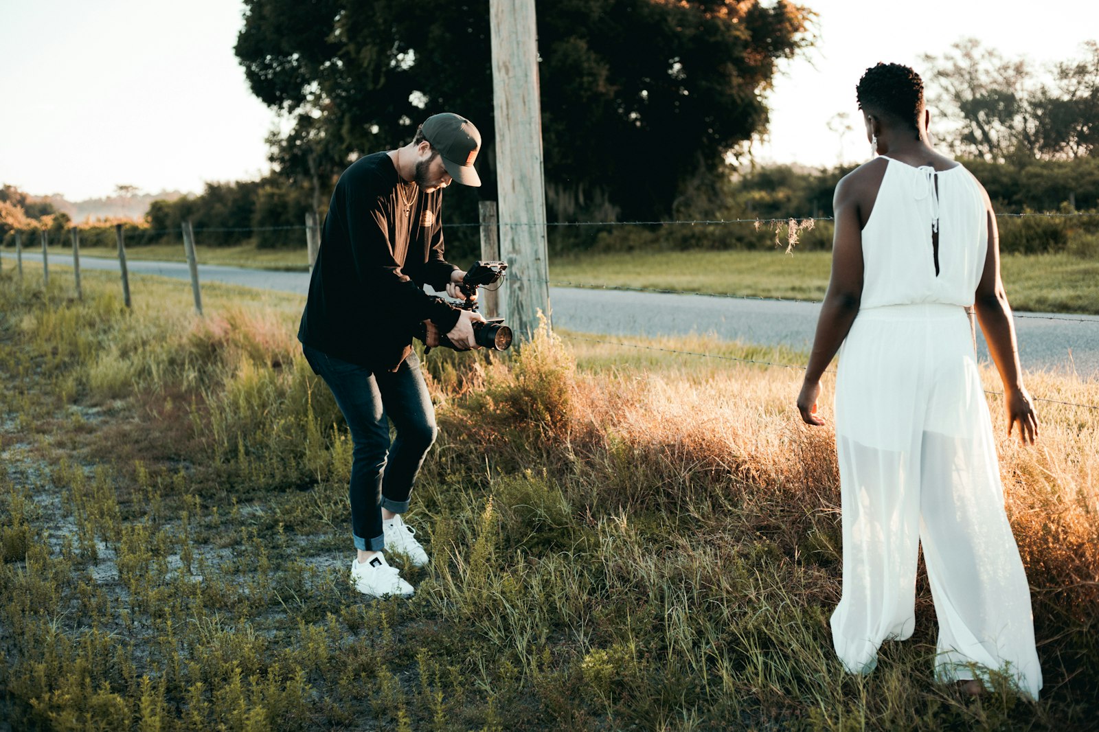 Canon EOS 5D Mark IV + Canon EF 50mm F1.8 STM sample photo. Man and woman holding photography