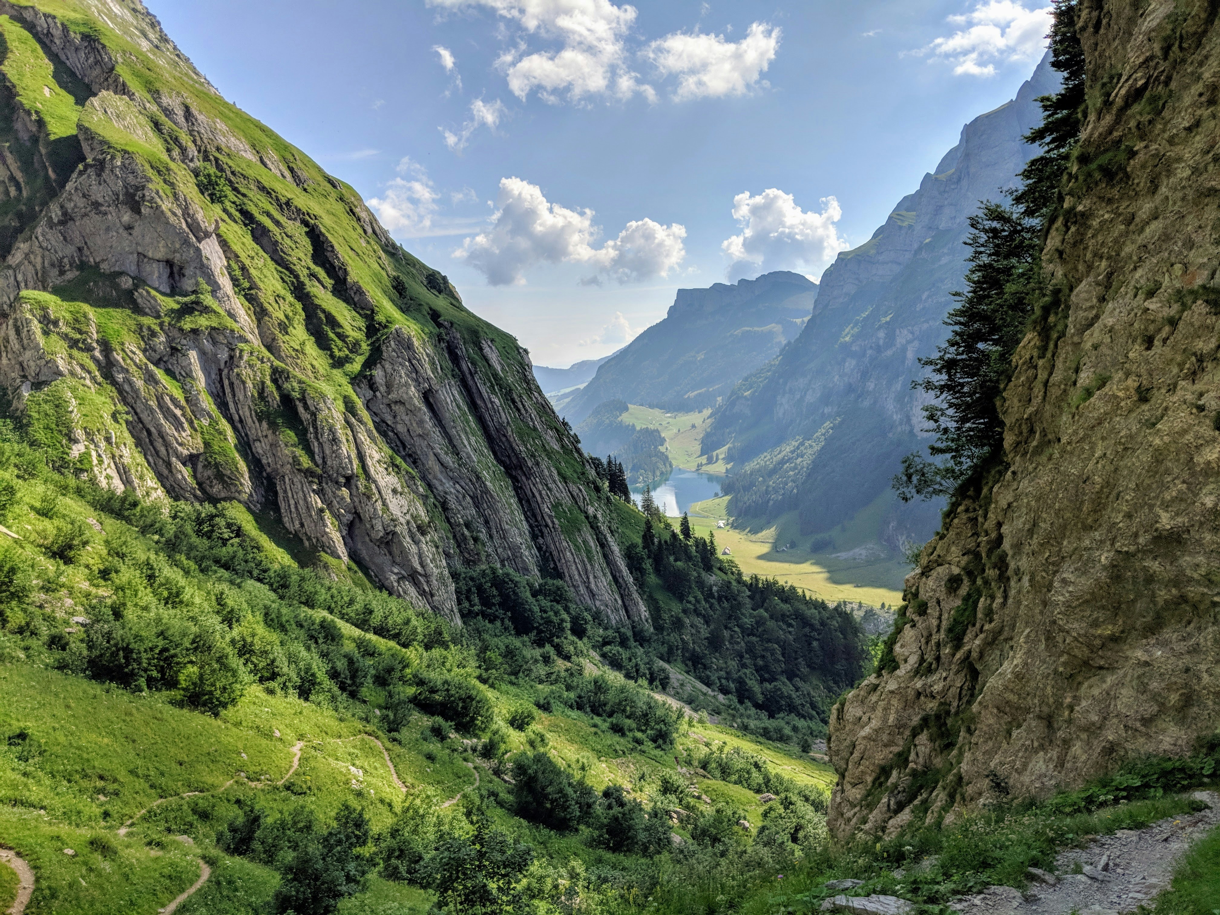 Grüne und graue Berge unter blauem Himmel tagsüber