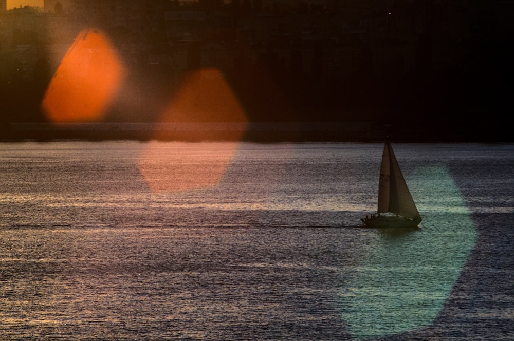 barca a vela sul mare durante il tramonto