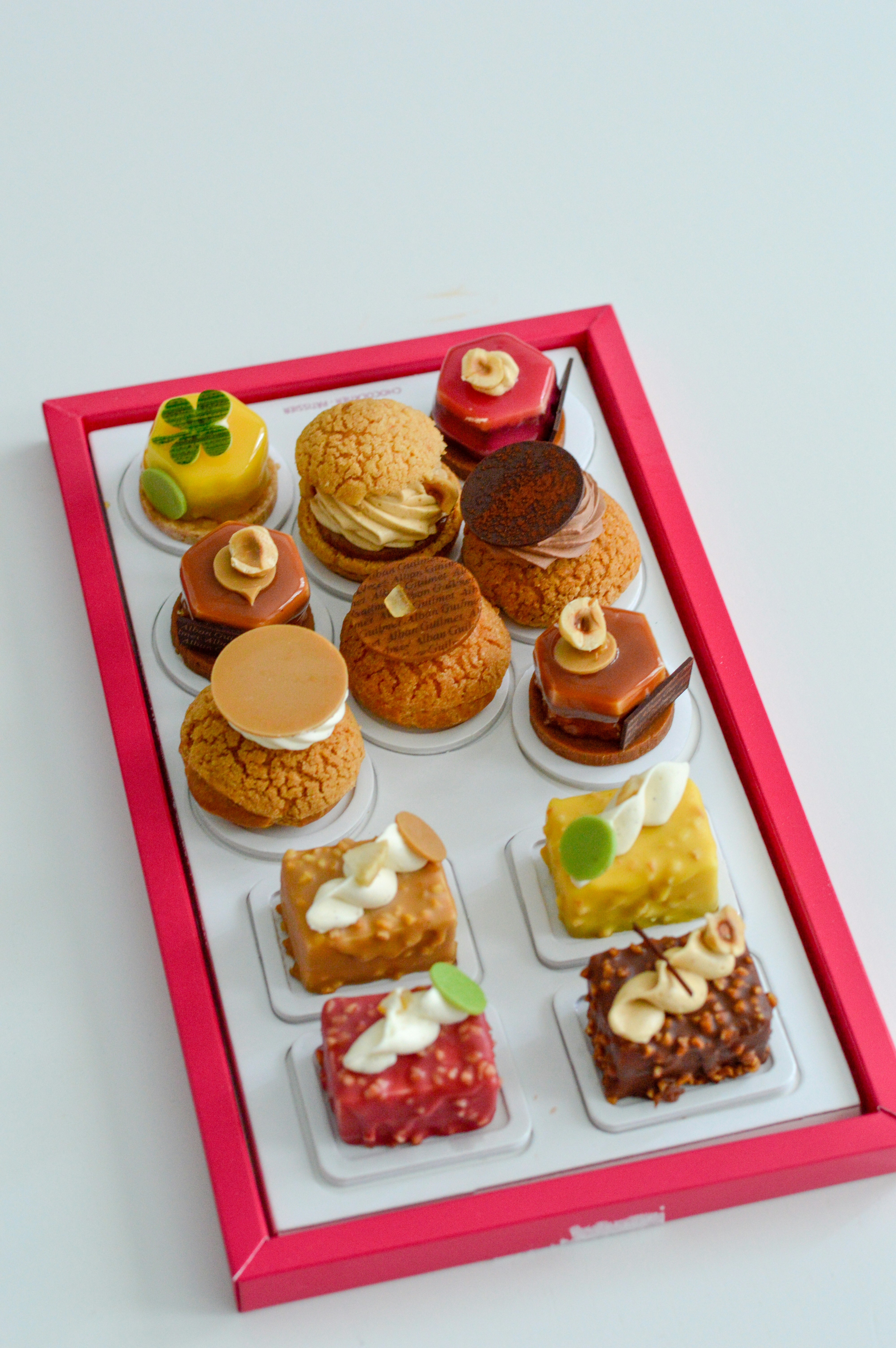 Assortiment coloré de bonbons et confiseries françaises disposés artistiquement sur fond blanc