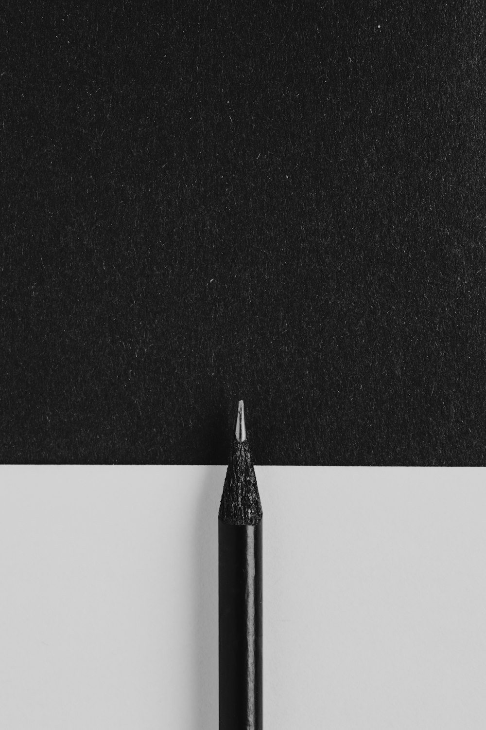 一枚の紙の上に座っている黒いペン
